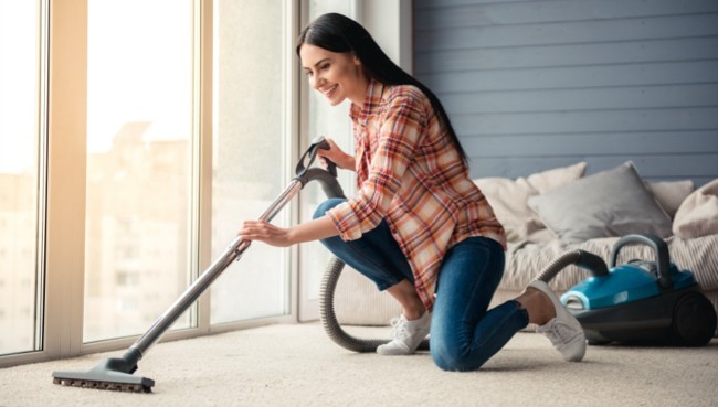 Lady cleaning carpet floor | Bob & Pete's Floors